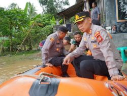 Menggunakan Perahu Karet, Polres Banjar Bantu Evakuasi Warga Terdampak Banjir