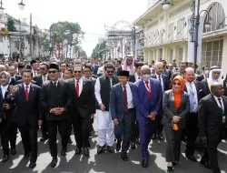 Gubernur Jabar Ridwan Kamil Dampingi Para Delegasi Parlemen OKI Lakukan Historical Walk