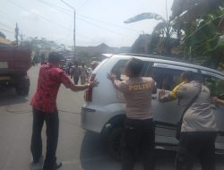 Dua Minibus Senggolan di Karangmoncol, Dua Kendaraan Rusak