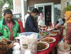 Hj. Siti Qomariyah Resmikan Galeri “Gegawan Hj. Kokom” Dengan Kegiatan Jumat Barokah