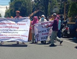 Buntut Selingkuh ” Warga Demo Tuntut Kades Diberhentikan