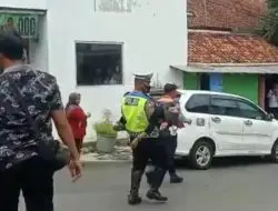 Bertindak Cepat, Anggota Satlantas Polres Majalengka Bantu Peserta Unras Yang Jatuh Pingsan