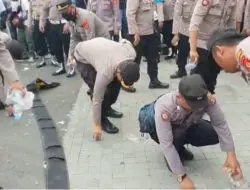 Sesudah Demo, Polisi Bersihkan Sampah Sisa Demo Mahasiswa