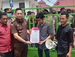 Aliansi Masyarakat Lawan Korupsi Sumatera Selatan Adakan Aksi Demo Di Kejari Prabumulih