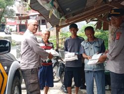 Polsek Tanjungkerta Bagikan Sembako Kepada Pengemudi Ojeg Pangkalan