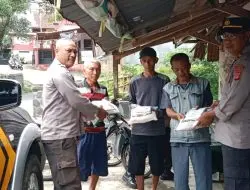 Polsek Tanjungkerta Bagikan Sembako Kepada Pengemudi Ojeg Pangkalan