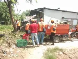 Karang Taruna dan UPT Kebersihan Wilayah I Bersihkan Belasan Ton Sampah Disungai