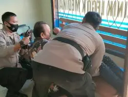 Dengan Mobil Patroli, Polisi Polsek Paseh Rujuk Pasien Ke RSUD Sumedang