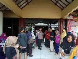 Pastikan Aman dan Lancar, Kapolsek Palasah Terjun Langsung Monitoring Pembagian BLT di Desa Pasir