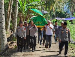 Kapolres Pagar Alam Antarkan Jenazah Ke Peristirahatan Terakhir Ibunda Dari IPTU Ramsi