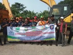UPTD Kebersihan Wilayah 1 Kab. Bekasi Kerahkan 13 Truk Pengangkut Sampah Dan Satu Unit Alat Berat 