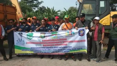 UPTD Kebersihan Wilayah 1 Kab. Bekasi Kerahkan 13 Truk Pengangkut Sampah Dan Satu Unit Alat Berat 