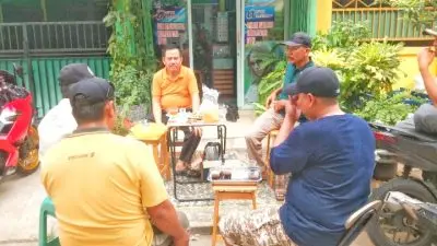 Warga Perumahan Panji Buwono Bersama H. Nasrudin Kades Kedung Pengawas Gotong Royong Membersihkan Parit