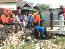 Pemdes Desa Kedung Pengawas Kec. Babelan Bersama UPTD 1 LH Kab. Bekasi Bersihkan Kali DT 8 (Kopeng)