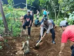 Untuk Meningkatkan  Perekonomian Masyarakat Polsek Bojong Polres Purwakarta Lakukan Kerja Bakti Pembuatan Akses Jalan Alternatif