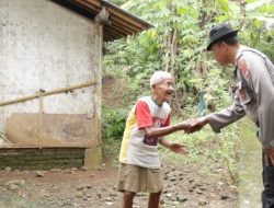 Abah Radi yang Sudah Renta dan Tidak Memiliki Penghasilan, Tetap Setia Merawat Istrinya yang Sakitp