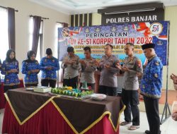 Peringati HUT Korpri Ke-51, ASN Polres Banjar Potong Tumpeng Berwarna Biru