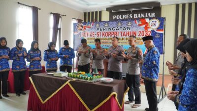 Peringati HUT Korpri Ke-51, ASN Polres Banjar Potong Tumpeng Berwarna Biru