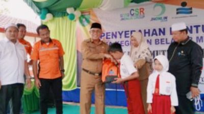 Wabup Tanbu HM.Rusli Melalui CSR PT Jhonlin Group Serahkan Bantuan  Sarana Pendidikan Sekolah