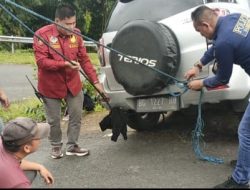 Kasatres Narkoba Berikan Bantuan Kepada Pengguna Jalan Raya