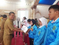 Pj Bupati Banjarnegara Serahkan Piagam Kepada Pelajar se-kecamatan Banjarnegara Di Room Ball Hotel Banjarnegara