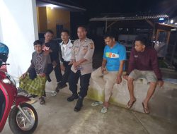 Patroli malam, Kanit Samapta Polsek Sukahaji Berikan Pesan Kamtibmas Kepada Warga Yang Sedang Nongkrong