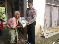 Sambangi Warganya, Bhabinkamtibmas Polsek Ligung Berikan Bantuan Sosial