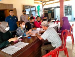Bhabinkamtibmas Langensari Pantau Pembagian BLT
