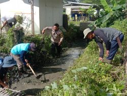 Bhabinkamtibmas Langensari Bergotong Royong Bersihkan Saluran Air