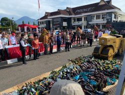 Jelang Nataru Polres Sumedang Musnahkan Ribuan Botol Miras