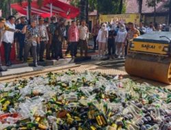 Jelang Natal Dan Tahun Baru (Nataru),Polres Purwakarta Musnahkan Ribuan Botol Miras