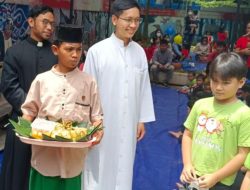 Umat Muslim di Kota Banjar Membagikan Ketupat Kepada Umat Nasrani, Bentuk Toleransi Antar Umat Beragama