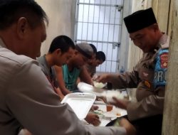 Kapolsek Pagar Alam Utara IPTU Ramsi Ajak Seluruh Tahanan Makan Siang Bersama.