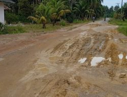 Warga Minta Jalan Rusak Dusun Bedukang Segera Diperbaiki