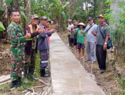 Kepala Desa Cilongkrang Meninjau Pembangunan Rabat Beton Jalan Usaha Tani