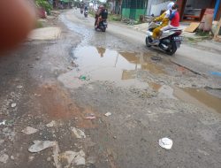 Warga keluhkan jalan Rusak di sepanjang Jln Raya Kedung Pengawas 