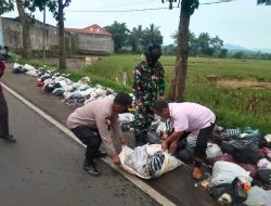 Ciptakan Lingkungan Bersih, Kapolsek Cikijing Bersama Muspika Laksanakan Pembersihan Sampah