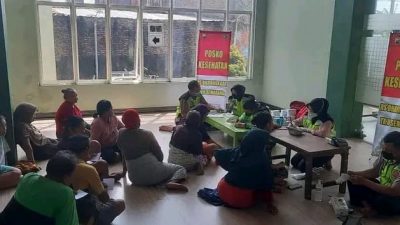 Bid Dokes Gelar Bakti Kesehatan Layani Ratusan Warga Terdampak Banjir