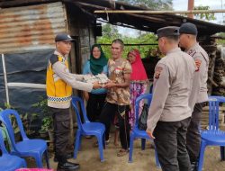 Polsek Dempi Bagikan Bansos Secara Langsung