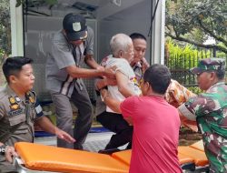Bhabinkamtibmas  Menolong Warganya Yang Sakit