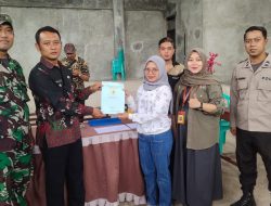 Pastikan Penyaluran Sertifikat Tanah, Bhabinkamtibmas Kawal Pembagiannya
