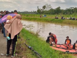 PENGENDARA SEPEDA MOTOR TERCEBUR KE IRIGASI GANDRUNGMANGU