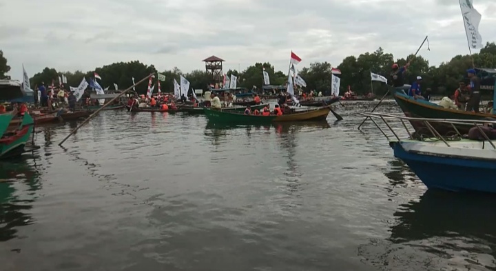 Warga pesisir Tarumajaya Kabupaten Bekasi menggelar Syukuran Enam Muara