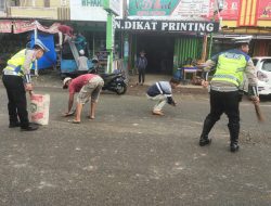Satlantas Polres Pagaralam Bersihkan Sampah Jalan