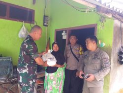 Bhabinkamtibmas Desa Raharja Peduli Masyarakatnya, Berikan Bantuan Paket Sembako