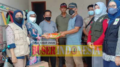 Dinsos Kab. Bekasi Didampingi Kades Kedung Pengawas Serahkan Bantuan Pada Keluarga Penderita Kanker