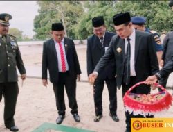 Bupati Zairullah Pimpin Upacara Hari Pahlawan  Lapangan Bola Pagatan sekaligus Tabur Bunga.