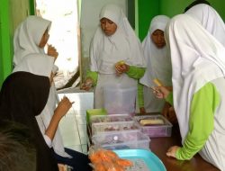 Menumbuhkan Jiwa Wirausaha SMP Cokroaminoto Banjarmangu Gelar Market Day.