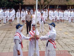 Aipda Asep M Ayub Laksanakan Upacara di SMP 2 Buah Dua.