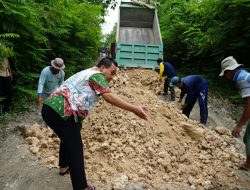 Bupati Blora, H. Arief Rohman, Turun Langsung Ikut Perbaiki Jalan Sementara